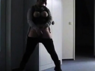 Masturbation au travail  exhibition publique d’une jeune fe