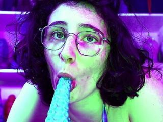 Amateur brunette double toying on webcam