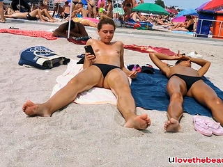 Amateur Bikini Girls Spied By Voyeur At Beach...