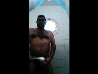 Maduro vergudo caliente en la ducha...