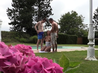 MARISKAX Carollina Cherry’s poolside DP