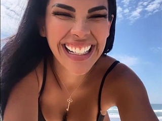 Sexy Stephanie Valenzuela muestra cuerpazo