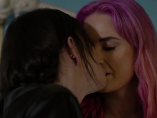 Tranny babe let pink haired friend suck and ride her shecock