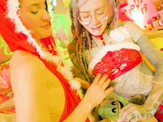 Anuskatzz and Stacy Bloom’s Christmas threesome