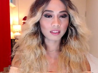 Beautiful blonde trans wanks off on webcam