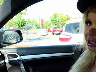 Sotul se implimba cu sotia pe la padure si fac sex