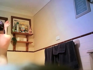 busty BBW stepssiter washing pussy (hidden)