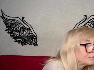 Amateur MILF flashes boobs on webcam