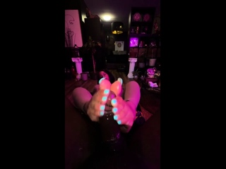 Amateur preggo hoe toys her pussy close up in fetish solo