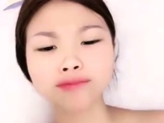 amateur jhulia cute fingering herself on live webcam