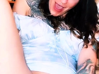 Webcam fun mature brunette with toys cum on cam