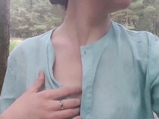 Teen Exhibitionist Undresses on Webcam Near Road