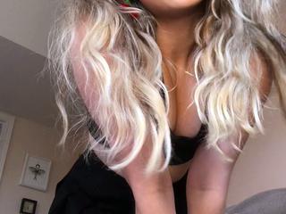 Amateur sweet blonde babe sucking cock