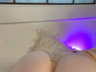 Big boob brunette masturbates on webcam