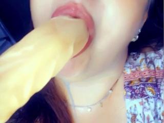 Amateur brunette double toying on webcam