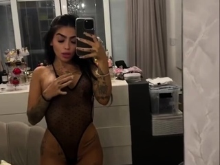 amateur cam babe destroys her ass