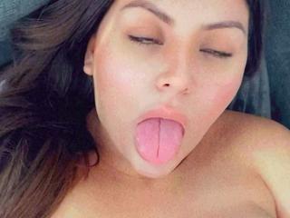 Babe With Big Boobs Masturbates