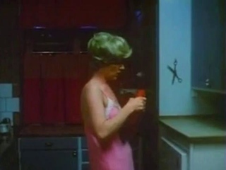 Hrig svensk mogen fitta tar en stor korv