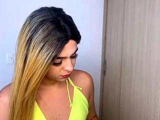 Brunette Tranny jerking in hard dick in solo Webcam