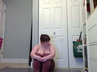 Amateur Big Titted Brunette Get Fucked On The Couch