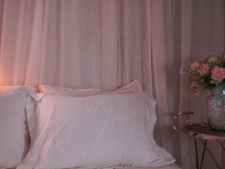 Big ass babe exposes her big boobs