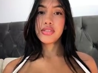 Big boob brunette masturbates on webcam