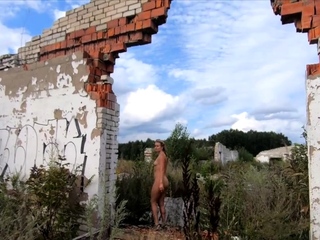 Blonde Exhibitionist Flashes Big Ass in Ruins