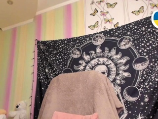 Hot amateur teen girl toying pussy in bed on webcam