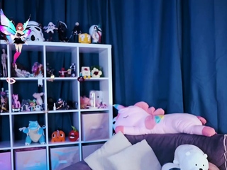 Masturbating blonde plays with her toy and cant get enough