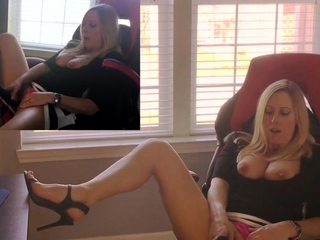 Blonde MILF Squirts on Webcam – Solo Female Show