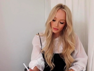 GwenGwiz Striptease and Pussy Fingering Nude Video