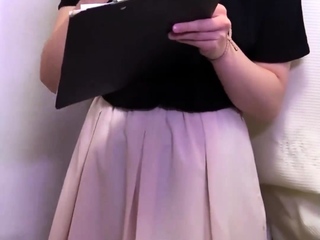 乳首がチラっとお姉さん　クリクリぽっちが