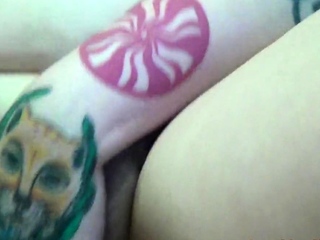 Tattooed Chubby Fingers Herself in Heels