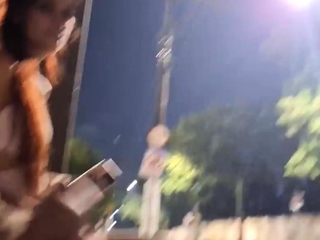 Mulher se masturba arriscadamente em uma paragem de