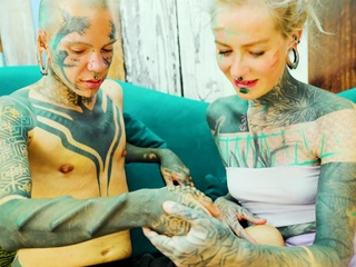 Alt beauty Anuskatzz stuffs Nahluu’s pussy